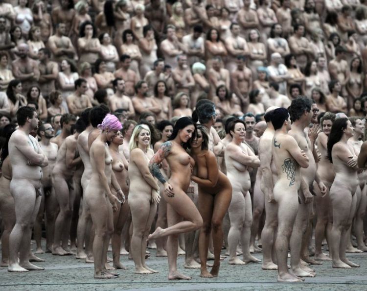 Some nude people near the Opera  - 17