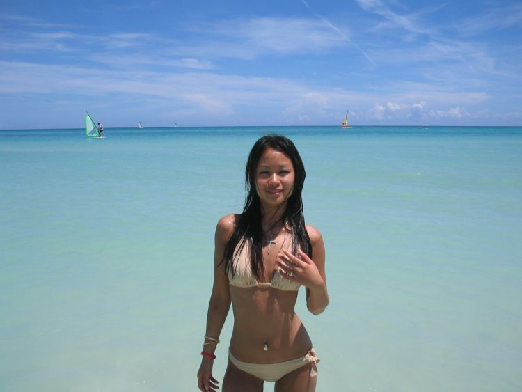Private photos of a pretty Asian girl on vacations - 01