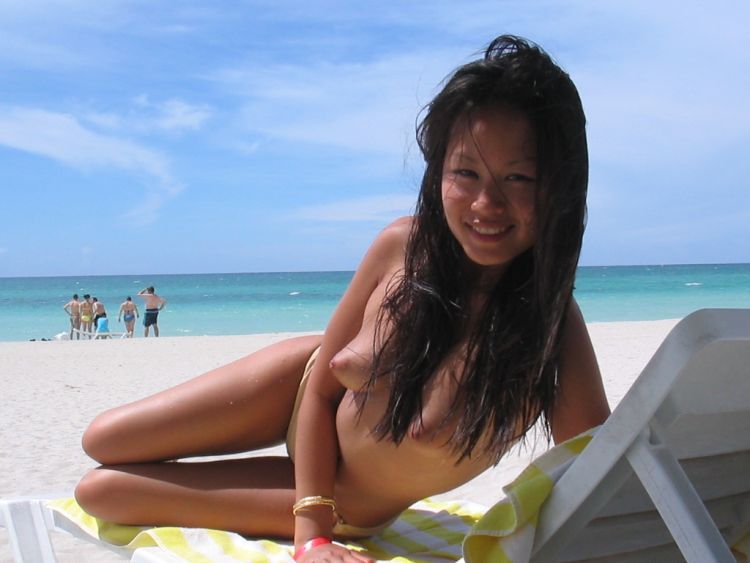Private photos of a pretty Asian girl on vacations - 10