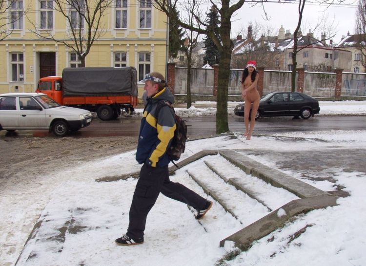 Naked stroll in a winter city - 01
