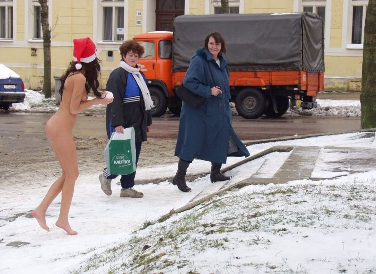 Naked stroll in a winter city - 02