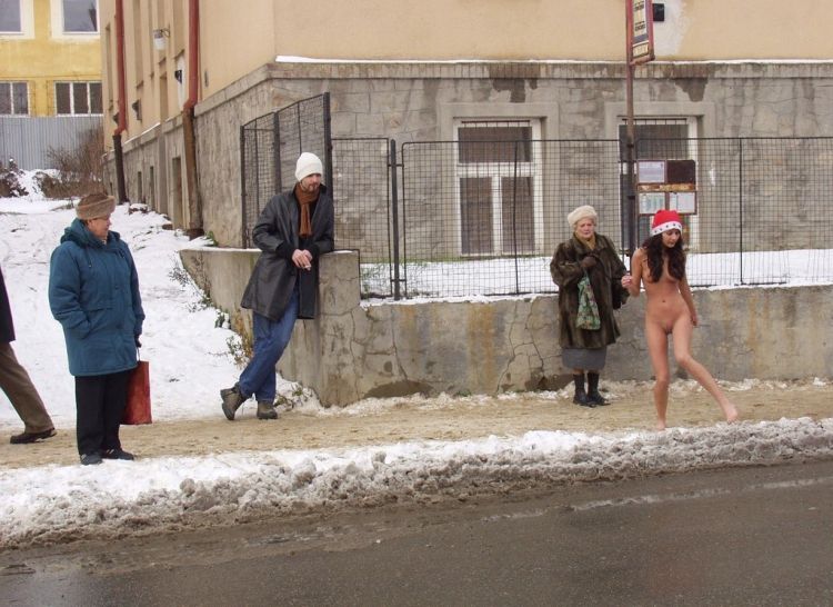 Naked stroll in a winter city - 16