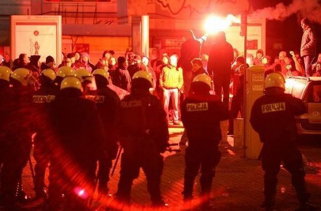 Polish police vs football fans - 00