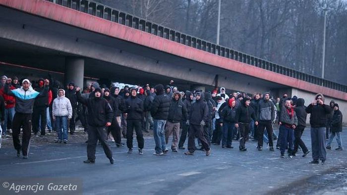 Polish police vs football fans - 01
