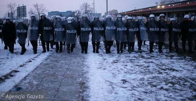 Polish police vs football fans - 02