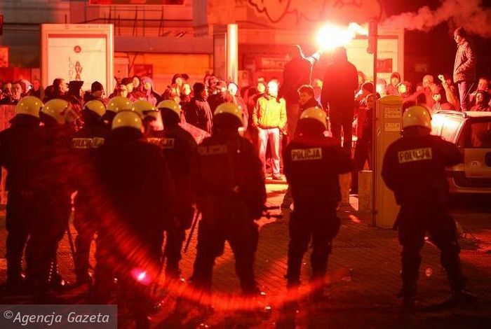 Polish police vs football fans - 08