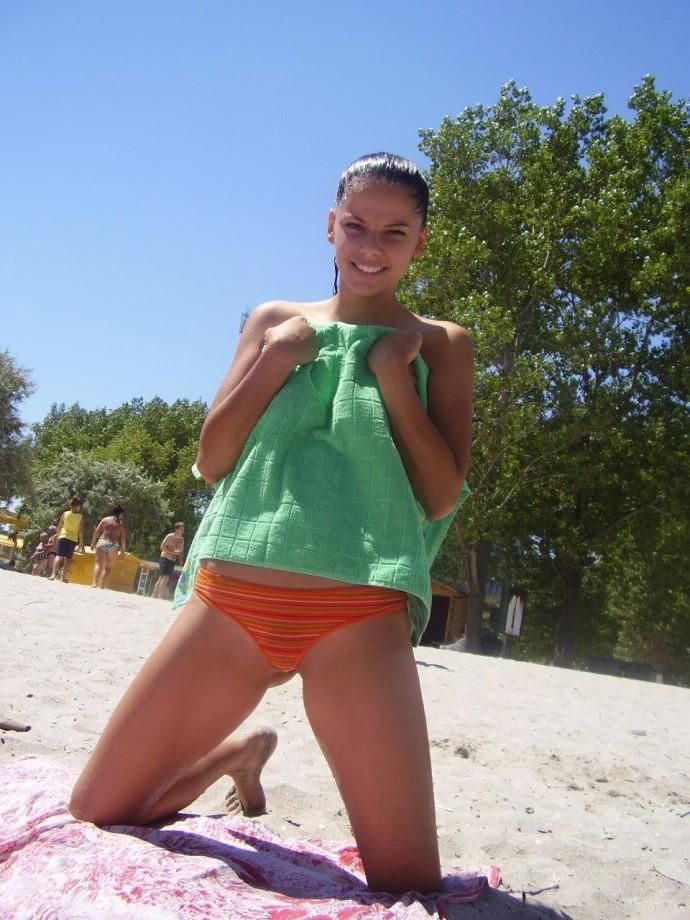 Pretty amateur babe Fabianna topless on the beach - 01