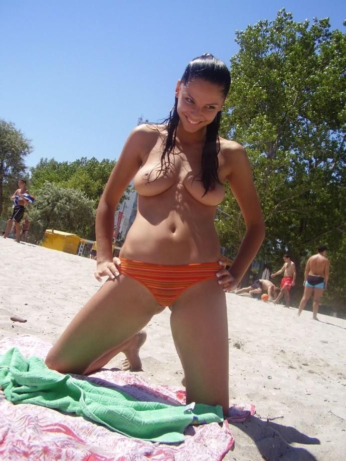 Pretty amateur babe Fabianna topless on the beach - 02
