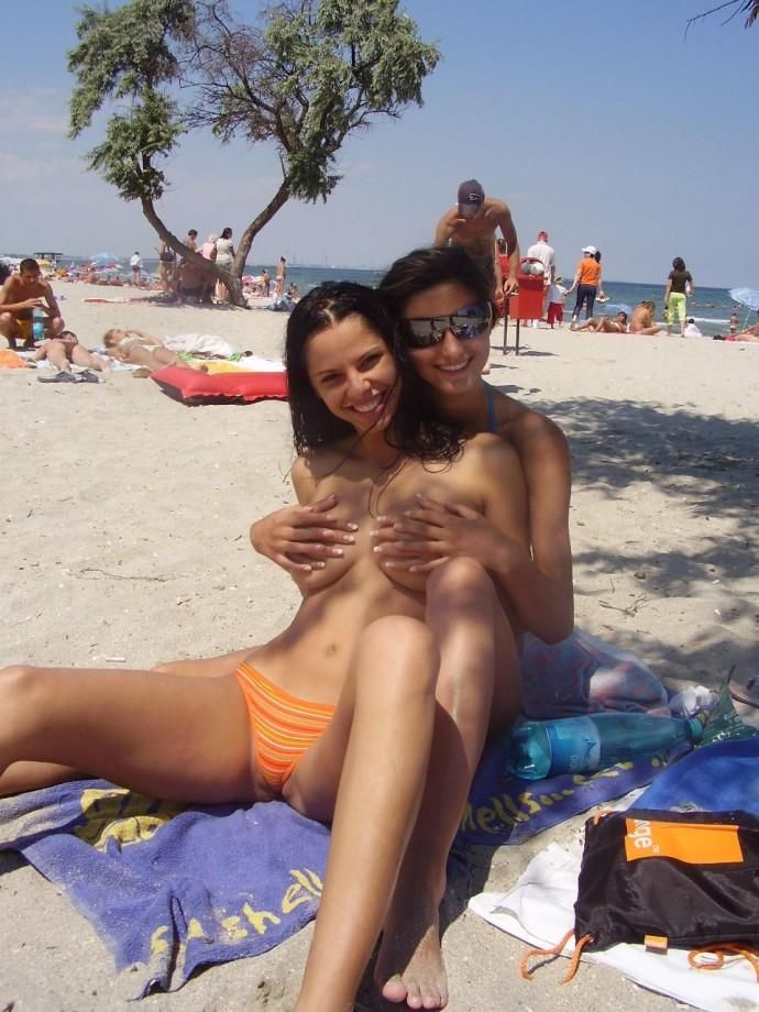 Pretty amateur babe Fabianna topless on the beach - 15