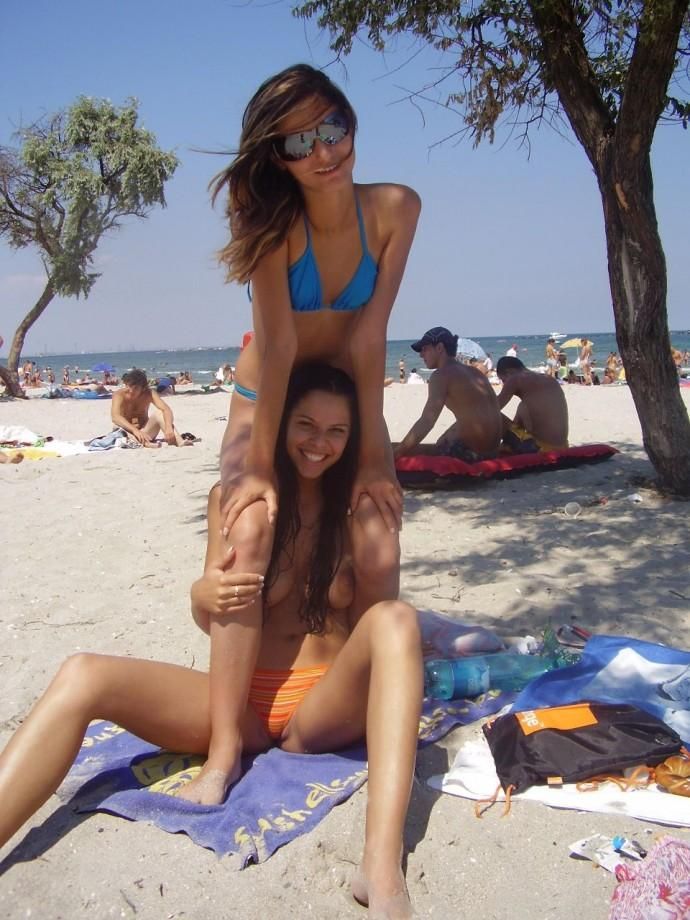 Pretty amateur babe Fabianna topless on the beach - 16