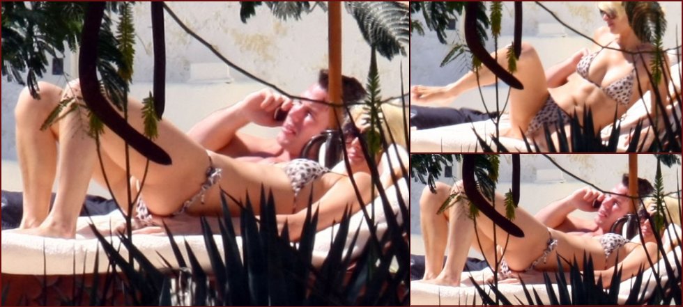 Paris Hilton sunbathing topless on holiday in Mexico - 8