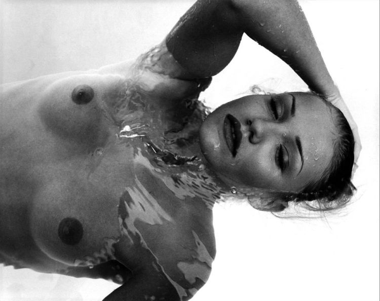 Cameron Diaz topless photoshoot in the pool - 07