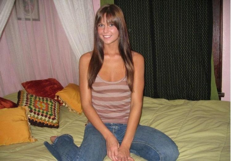 Amateur babe with a sweet smile and beautiful young body - 04