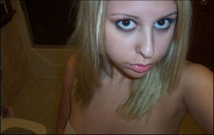 Self-shots of a pretty blonde - 01