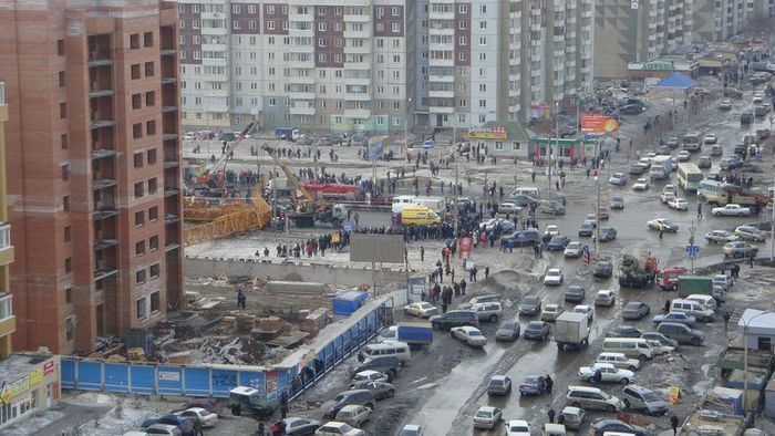 Accident in Russia. A tower crane fell on the traffic jam - 00