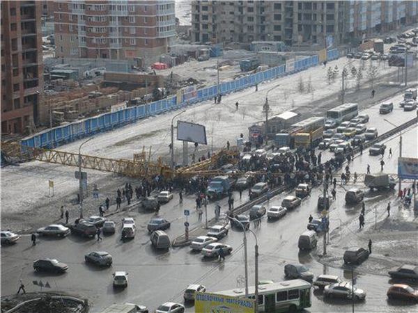 Accident in Russia. A tower crane fell on the traffic jam - 02