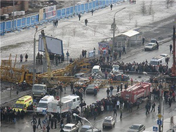 Accident in Russia. A tower crane fell on the traffic jam - 03