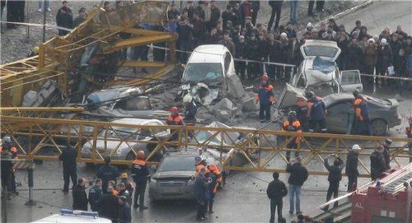 Accident in Russia. A tower crane fell on the traffic jam - 04