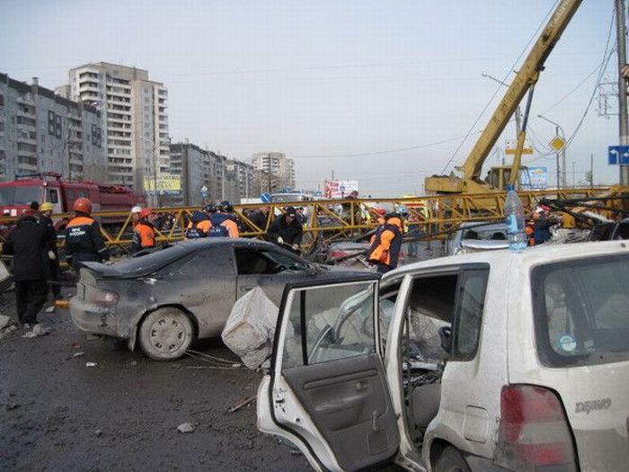 Accident in Russia. A tower crane fell on the traffic jam - 05