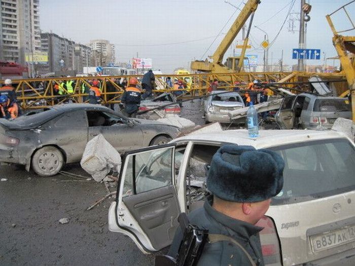 Accident in Russia. A tower crane fell on the traffic jam - 06