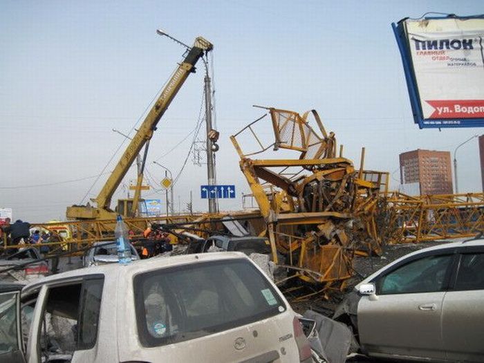 Accident in Russia. A tower crane fell on the traffic jam - 07