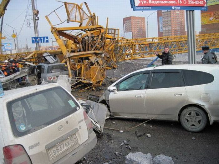 Accident in Russia. A tower crane fell on the traffic jam - 08