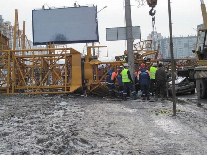 Accident in Russia. A tower crane fell on the traffic jam - 09