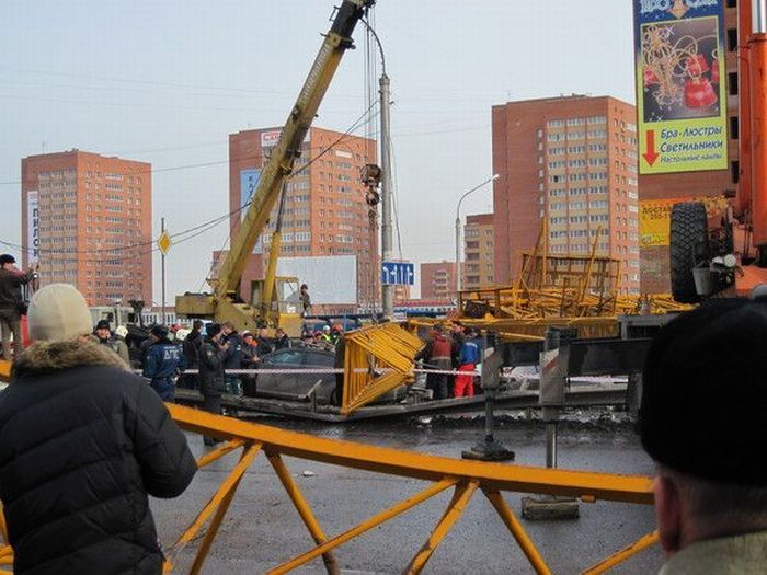 Accident in Russia. A tower crane fell on the traffic jam - 11