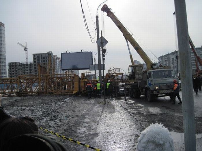 Accident in Russia. A tower crane fell on the traffic jam - 12