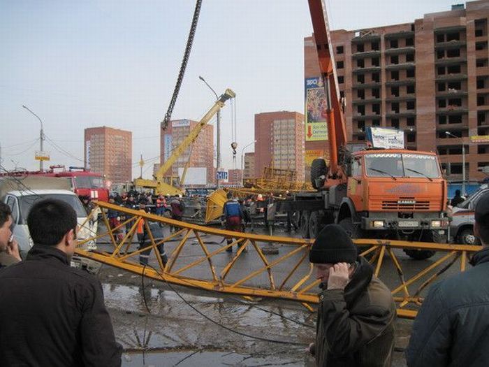 Accident in Russia. A tower crane fell on the traffic jam - 13