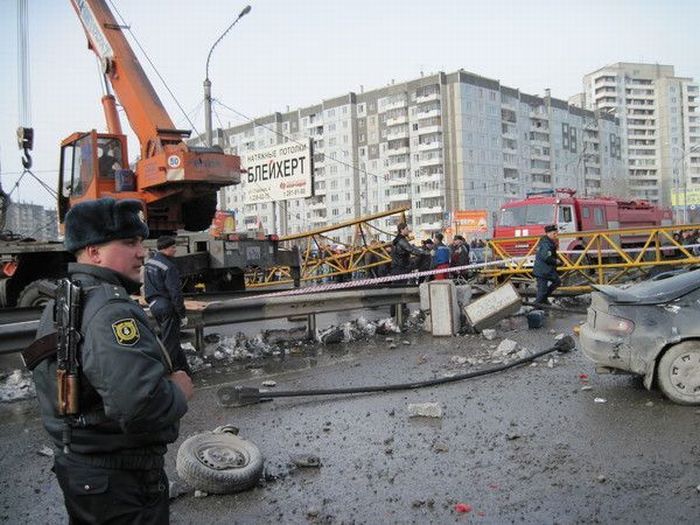 Accident in Russia. A tower crane fell on the traffic jam - 14