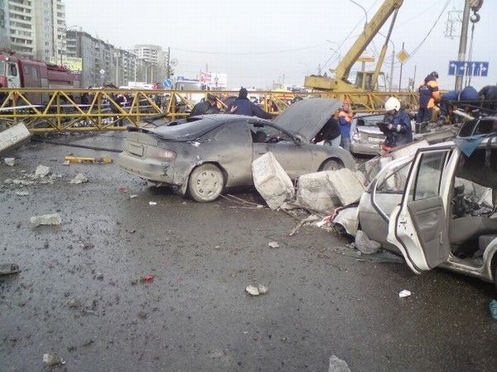 Accident in Russia. A tower crane fell on the traffic jam - 15