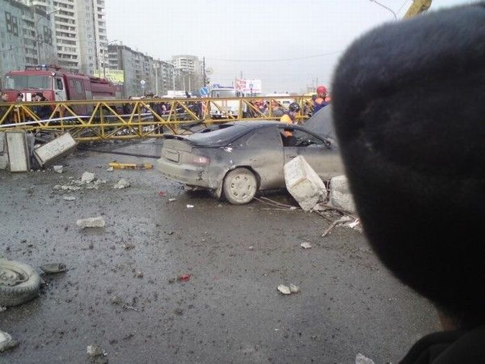 Accident in Russia. A tower crane fell on the traffic jam - 16