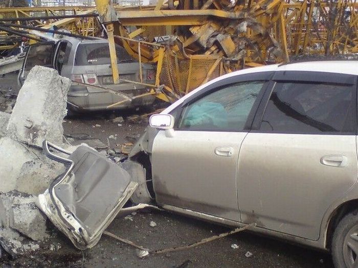 Accident in Russia. A tower crane fell on the traffic jam - 17