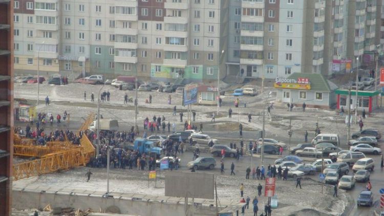 Accident in Russia. A tower crane fell on the traffic jam - 19