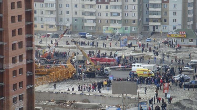 Accident in Russia. A tower crane fell on the traffic jam - 20