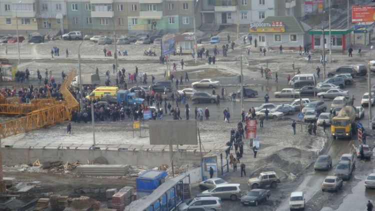 Accident in Russia. A tower crane fell on the traffic jam - 21