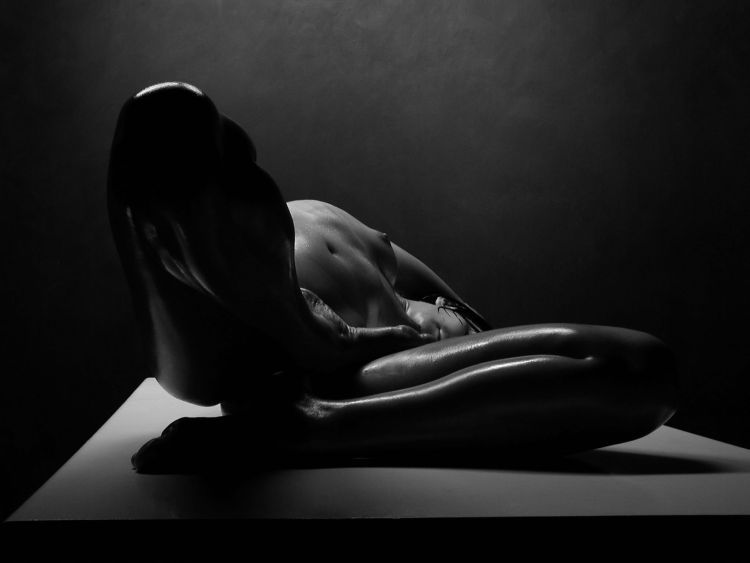 Black and white photos of a naked body by Waclaw Wantuch - 11