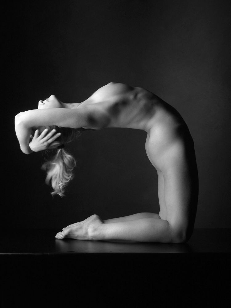 Black and white photos of a naked body by Waclaw Wantuch - 16