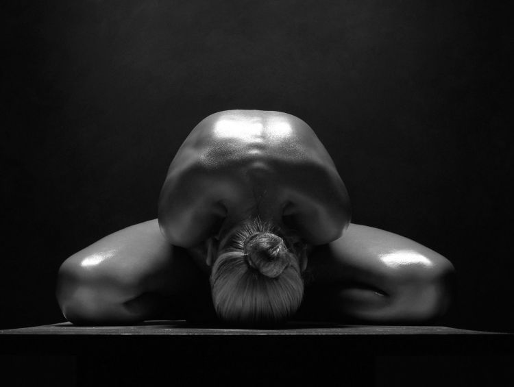 Black and white photos of a naked body by Waclaw Wantuch - 17