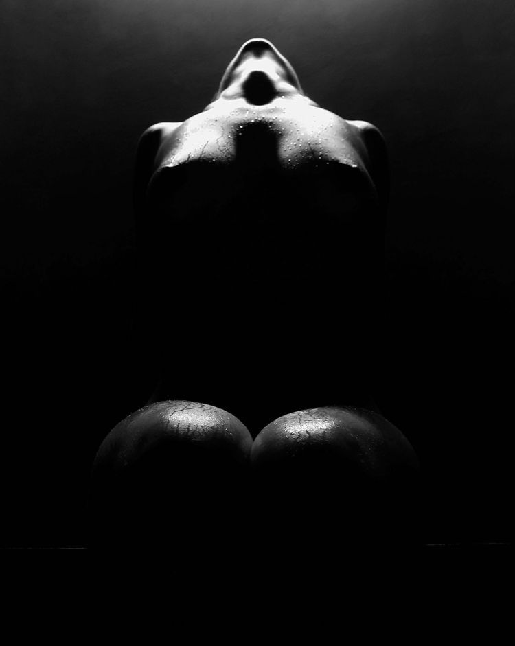 Black and white photos of a naked body by Waclaw Wantuch - 25