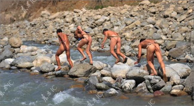 Naked boat trackers in China - 05