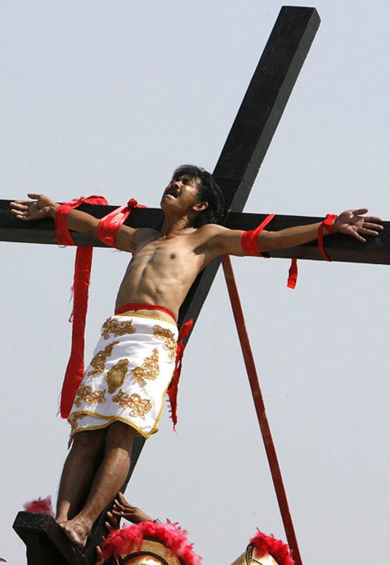 OMG. Collective crucifixion in honor of Easter in the Philippines - 17