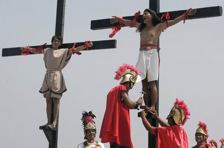 OMG. Collective crucifixion in honor of Easter in the Philippines - 18