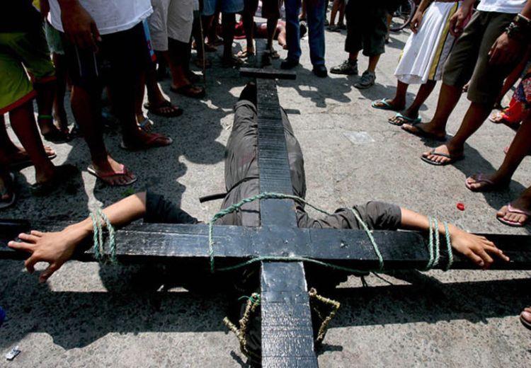 OMG. Collective crucifixion in honor of Easter in the Philippines - 27