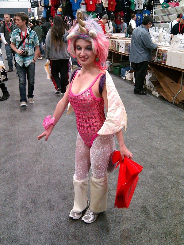 The hottest girl at WonderCon - 04