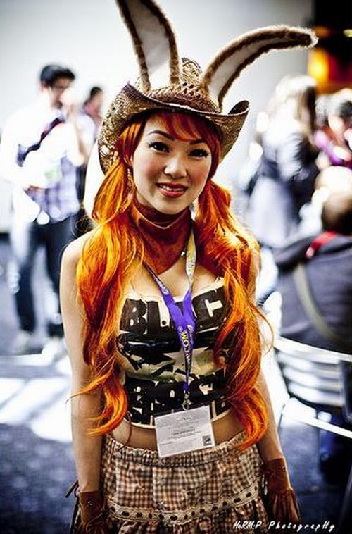 The hottest girl at WonderCon - 09