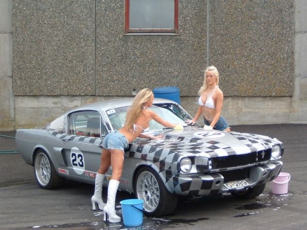 Gorgeous girls, foam and cars: that’s how a good car washing should look - 28