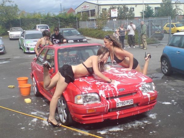 Gorgeous girls, foam and cars: that’s how a good car washing should look - 37