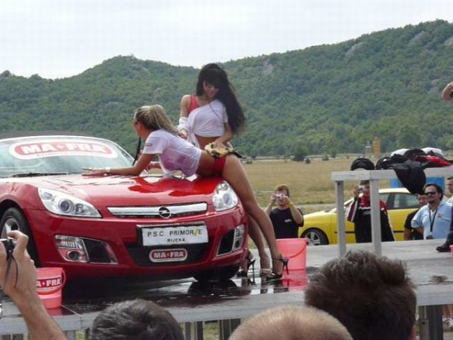 Gorgeous girls, foam and cars: that’s how a good car washing should look - 44